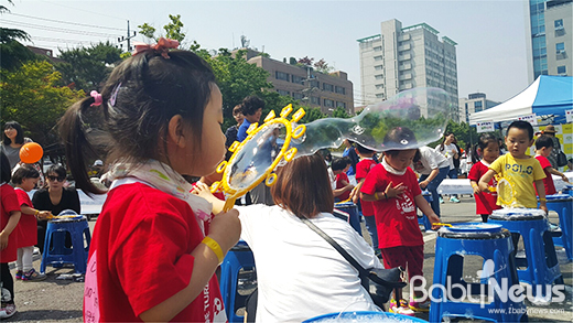 한국장난감도서관협회는 5월 28일 제16회 세계놀이의 날을 기념해 25일 오전 서울 용산구에 위치한 효창공원 어린이놀이터에서 인근 7개 어린이집에 다니는 140여 명의 유아를 초청해 다채로운 놀이마당을 펼친다. ⓒ한국장난감도서관협회