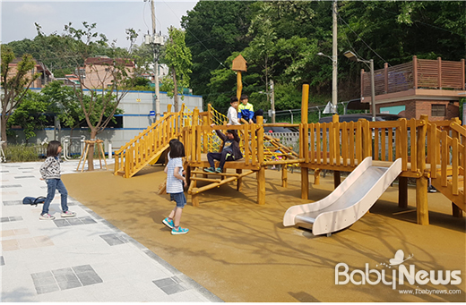 서울 금천구는 13일 효봉어린이공원에 어린이들의 상상력과 모험심을 키울 수 있는 ‘창의어린이놀이터 재조성사업’을 완료하고 주민들에게 개방했다. ⓒ금천구