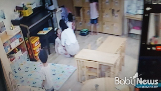 베이비뉴스가 입수한, 어린이집 CCTV 영상을 재촬영한 사진. 교사가 아이를 몰아세워서 얼굴을 때리는 장면 중 일부이다. ⓒ베이비뉴스