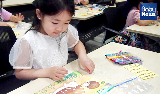 국수를 활용한 놀이미술에 집중하고 있는 한 여자 아이의 모습. 김고은 기자 ⓒ베이비뉴스