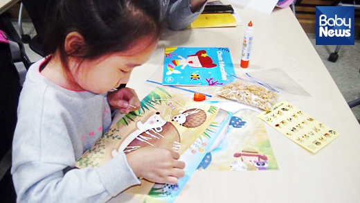 국수를 활용한 놀이미술에 집중하고 있는 한 여자 아이의 모습. 김고은 기자 