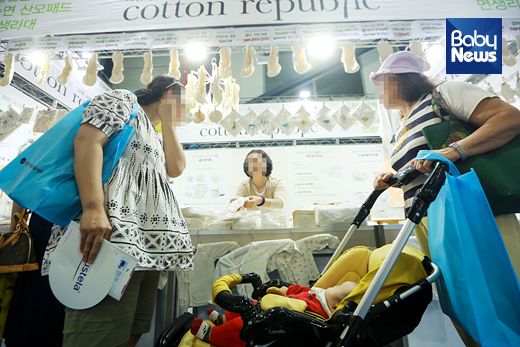 31일 서울 강남구 세텍(SETEC)에서 열린 '베이비엑스포'에서도 면생리대는 육아용품 못지않게 팔렸다. 최대성 기자 ⓒ베이비뉴스