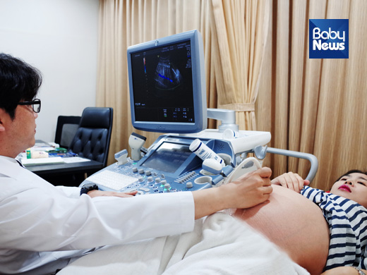 대전더블유(W)여성병원·산후조리원 한균 원장이 쌍태아의 정밀초음파를 세밀하고 다학적으로 진료를 진행하고 있다. ⓒ대전더블유(W)여성병원