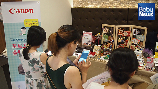 지난 7월 20일 서울 영등포구 더블유페스타에서 열린 제271회 영등포 맘스클래스를 찾은 임산부와 육아맘들이 캐논 마미포토 부스 이벤트에 참여하고 있다. 최대성 기자 ⓒ베이비뉴스