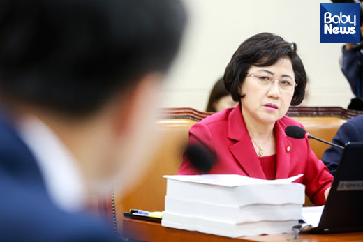 국민의당 최도자(비례대표) 의원이 국회 보건복지위원회 보건복지부 국정감사에서 박능후 장관에게 질문하고 있다. 최대성 기자 ⓒ베이비뉴스