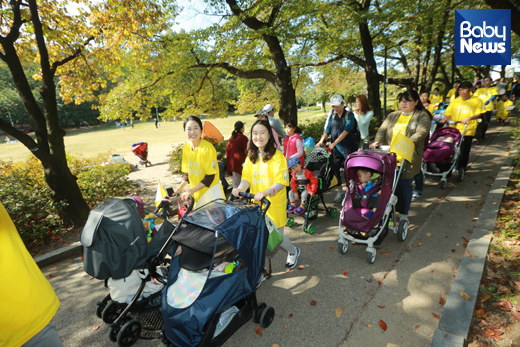 지난 21일 서울 광진구 능동 서울어린이대공원에서 열린 ‘뽀로로와 함께하는 유모차 걷기대회’에서 가족들이 유모차를 밀며 산책로를 걷고있다. 최대성 기자 ⓒ베이비뉴스