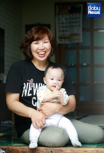 지난달 22일 세 아이를 키우고 있는 엄마 문정미 씨를 만났다. 품에 안긴 아이는 늦둥이 막내인 예종. 최대성 기자 ⓒ베이비뉴스
