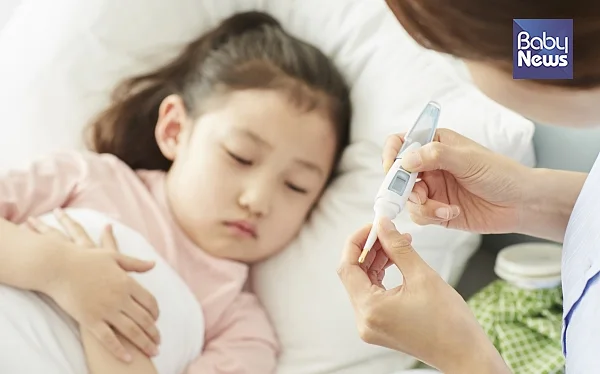 미열이 생기면 몸의 수분 요구량이 올라가기 시작하므로 탈수 예방에 신경써야 합니다. ⓒ베이비뉴스
