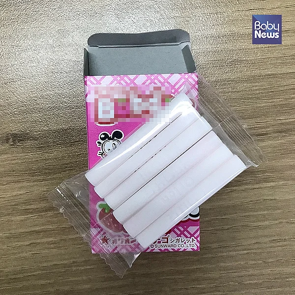 담배사탕은 담배곽과 비슷한 외형에 포장을 뜯으면 담배 개비와 유사한 하얀색 막대 모양의 사탕이 들어 있다. 이유주 기자 ⓒ베이비뉴스