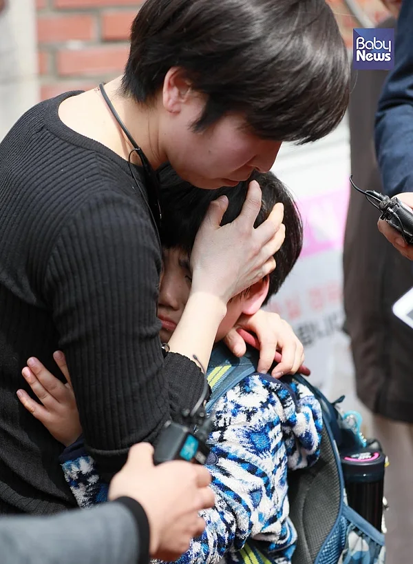 2일 오후 서울 방배초등학교에서 괴한에 의한 인질극이 벌어졌다. 비상사태에 의한 단축수업이 실시되어 1시경 교문을 나서던 아이가 엄마 품에서 울음을 터뜨리고 있다. 최대성 기자 ⓒ베이비뉴스