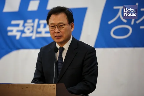 더불어민주당 박광온 의원은 한부모와 미혼모 등 다양한 가족의 형태를 지원하기 위한 세 건의 법안을 발의했다. 자료사진 ?베이비뉴스