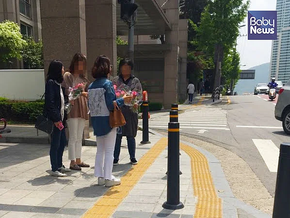 스승의 날을 앞두고 일부 부모들이 자녀가 다니는 어린이집과 유치원에서 일하는 교사들을 위해 선물을 준비한다. 김재호 기자 ⓒ베이비뉴스