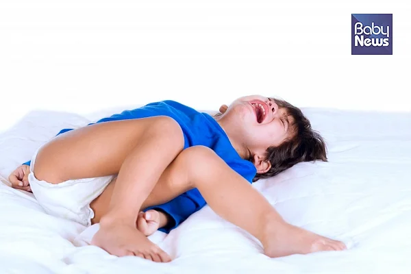 24개월~4세의 아이들은 우는 것과 함께 화를 내고 소리를 지르며 발버둥치거나 남을 때리는 등의 행동으로 자기의 욕구를 표현합니다. ⓒ베이비뉴스
