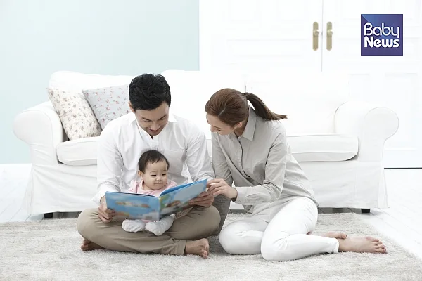 영아기는 강요가 아니라 다양한 경험을 즐겁게 하는 기회를 제공하는 것이 무엇보다 중요합니다. ⓒ베이비뉴스