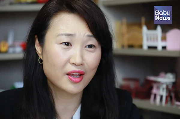 지난 15일 서울 잠원동에 있는 서울아동청소년상담센터에서 '부모가 함께 자라는 아이의 사회성 수업'저자 이영민 소장을 만났다. 최대성 기자 ⓒ베이비뉴스