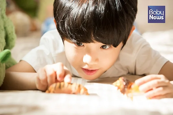 유아들은 언어보다는 놀이에 의해 자신을 더욱 적절하게 표현할 수 있으며, 놀이를 통해 새로운 지식을 얻게 된다.?ⓒ베이비뉴스