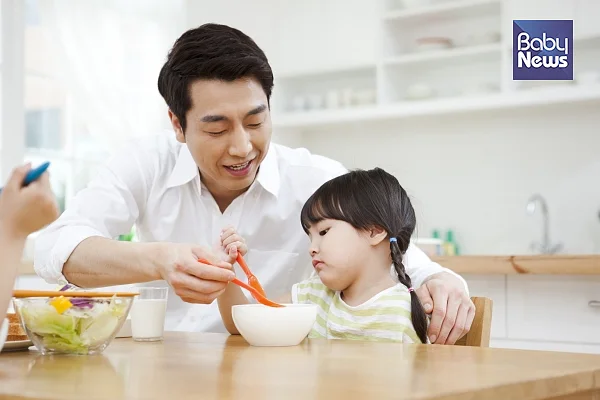 잘 관찰해보면 아이가 ‘안’ 먹는 것이 아니라 ‘못’ 먹는 경우도 많다 ⓒ베이비뉴스