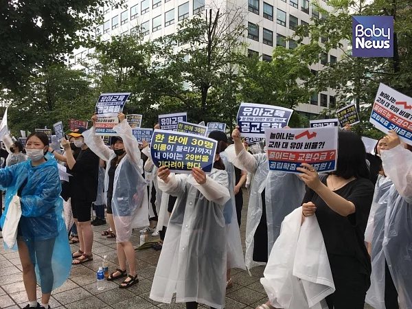 2일 11시 30분께 국회의사당 2번 출구 앞에서는 정부 발표에 반발하는 '공립유치원 확충 시위'가 열렸다. ⓒ전국 공립유치원 확충을 위한 모임