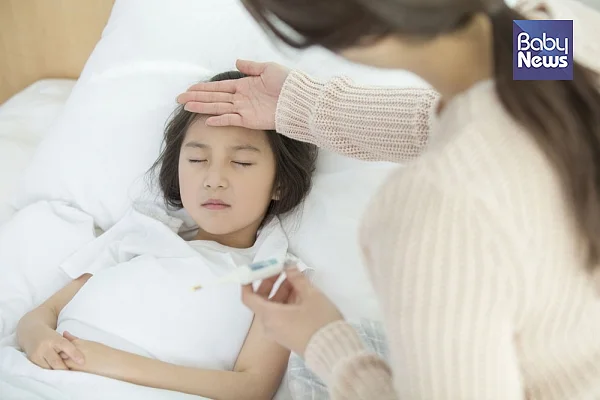 추워한다고 해서 두꺼운 이불을 덮어주시면 열이 갑자기 오르며 열성경련이 올 수 있으니, 얇은 이불을 덮어주시는 게 좋다. ⓒ베이비뉴스