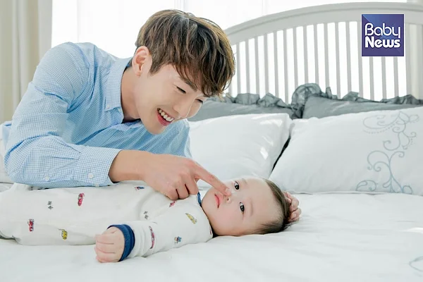 엄마를 통해서 자아상을 형성한 아기가 아빠를 만나게 되는데, 이 아빠가 실질적으로는 세상에서 만나는 첫 번째 타인이 된다.?ⓒ베이비뉴스