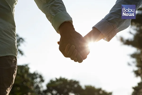 부모가 서로를 존중하고 위하면 아이는 저절로 그 밝고 따뜻한 공간으로 걸어 들어온다 ⓒ베이비뉴스