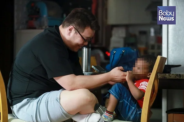 지난 4일 경기도 동두천시 보산동에 위치한 난민의 집을 찾아 유시환(34) 활동가를 만났다. 사진은 유 활동가와 브래드(4·남·가명)가 놀고 있는 모습. 최대성 기자 ⓒ베이비뉴스