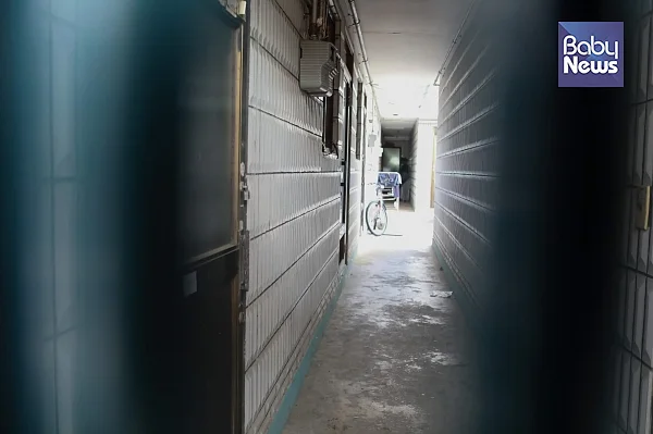 경기도 동두천시 보산동 쪽방촌. 난민들은 아이들을 데리고 이 쪽방촌에서 일용직으로 번 돈으로 매달 월세를 내며 산다. 최대성 기자 ⓒ베이비뉴스