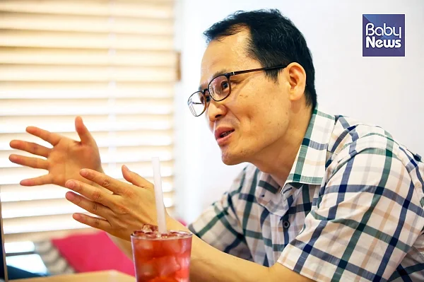 시냅스가 연결됨에 있어서 영유아시기는 결정적 시기이기 때문에 이때 좋은 것들이 발달 되도록 하는 게 중요하므로 스마트폰을 보여주지 않는 것이 좋다고 말하는 권장희 작가. 김재호 기자 ⓒ베이비뉴스