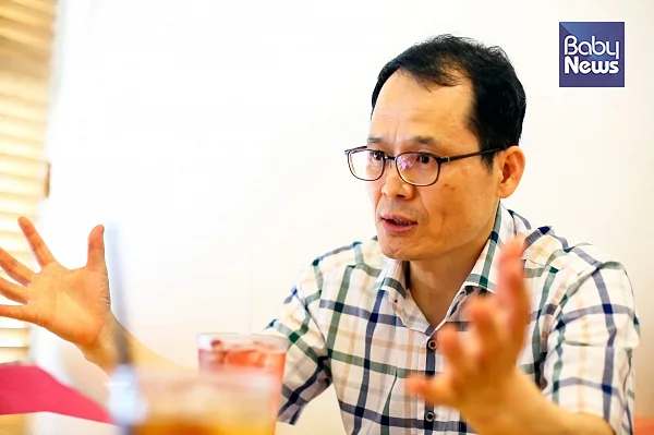 4차산업혁명시대를 살아가기 위해서는 아이들이 심심해서 별짓을 다하는 경험을 쌓은 것들이 나중에 4차산업혁명시대에 살아남을 수 있는 것이지 스마트기기를 붙잡고 있다고 해서 살아갈 수 있다는 것이 아니다라고 말하는 권장희 작가. 김재호 기자 ⓒ베이비뉴스