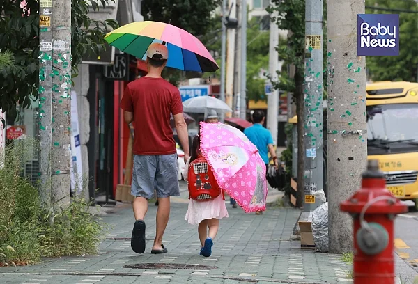 태풍이 예고됐던 24일 오전 아빠 손을 잡고 등원하는 모습. 자료사진 ⓒ베이비뉴스