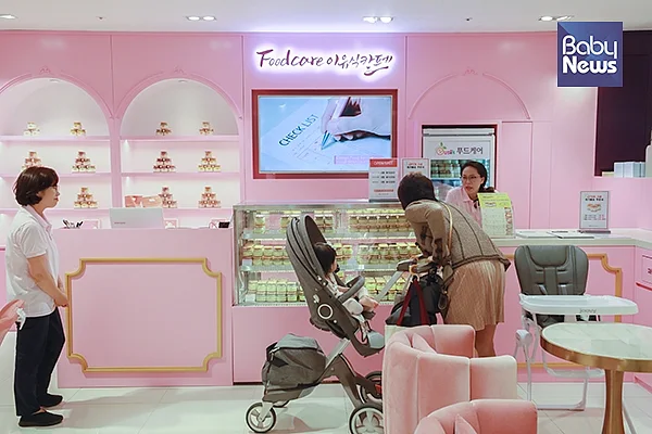 한 육아맘이 7일 오후 서울 롯데백화점 푸드케어 잠실점을 찾아 유리병 이유식을 구매하고 있다. 최대성 기자 ⓒ베이비뉴스