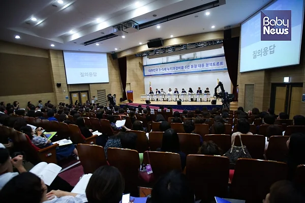 19일?오후 1시 30분 국회 의원회관 대회의실에서 열린 ‘대한민국 3~5세 누리과정비용 6년 동결 대응 정책토론회’가 열렸다. 김재호 기자 ⓒ베이비뉴스