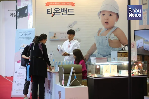 해성디에스가 자체적으로 개발한 전자 체온계 '티온밴드(T.ONBAND)'는 밴드 타입의 체온계로 센서를 겨드랑이에 붙이면 24시간 동안 스마트폰으로 체온을 확인하고 관리할 수 있다. ?김재호 기자 ⓒ베이비뉴스