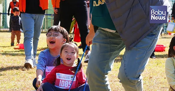 2018 아장아장 다둥이마라톤대회에 참가한 한 다둥이 남매가 가족이 밀어주는 썰매에서 마라톤을 즐기고 있다. 김재호 기자 ⓒ베이비뉴스