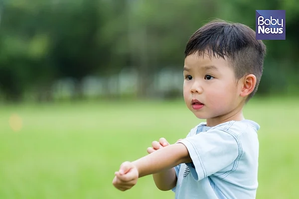 광택 태선은 주로 하복부, 팔, 팔목 안쪽, 넓적다리의 안쪽에 부분적으로 나타납니다 ⓒ베이비뉴스
