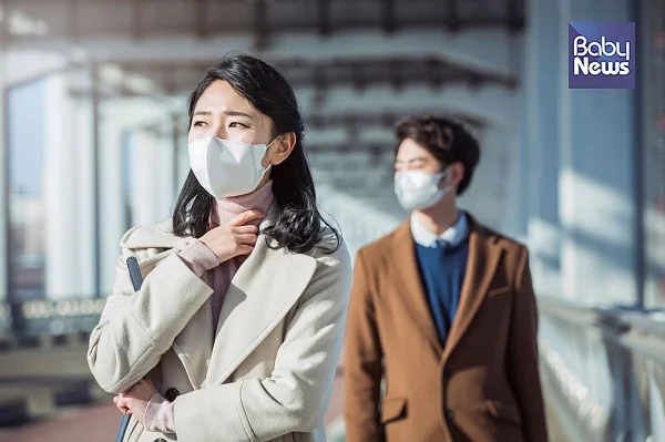 연일 미세먼지 농도가 나쁨 수준을 유지하면서 미세먼지로부터 호흡기를 보호하기 위해 마스크를 착용하는 시민이 많아지고 있지만 설문조사 결과 약 66%만이 미세먼지 입자 차단 마스크를 사용하는 것으로 나타났다. ⓒ베이비뉴스