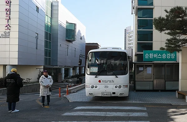 3일 오후 의무기록 사본 등 발급을 위해 제일병원을 방문한 시민들이 지난 1일부터 운영이 중단된 셔틀버스로 인해 불편을 겪고 있다. 최대성 기자 ⓒ베이비뉴스