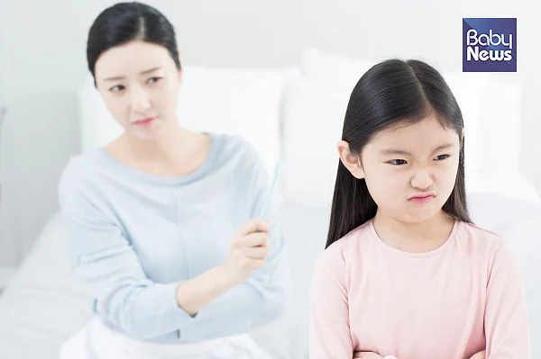 아이가 부모의 충분하고 올바른 사랑을 받는다면 행동을 조절하는 능력을 키워나가게 될 것입니다. ⓒ베이비뉴스