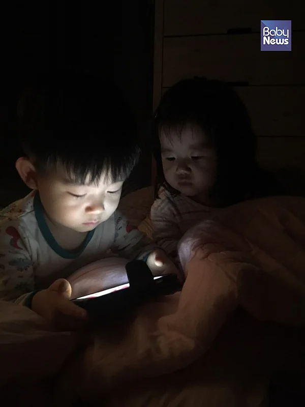 스마트폰을 보면 순한 양이 됐던 아이들. 자기 전까지 스마트폰을 안 놓을 때도 있었다. 정가영 기자 ⓒ베이비뉴스