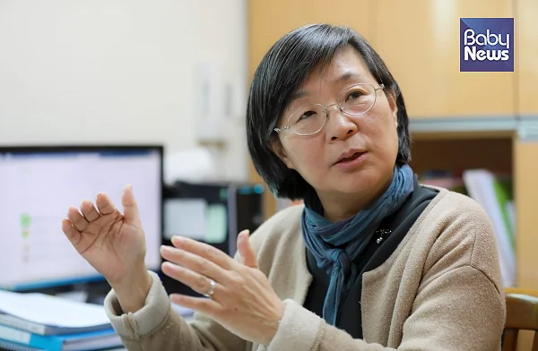지난달 18일 김영명 아이들이행복한세상 고문과 영유아의 권리와 우리 사회의 숙제에 대해 이야기를 나눴다. 최대성 기자 ?베이비뉴스