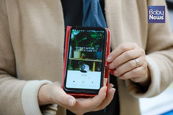 김 고문의 스마트폰 메신저 프로필. “아이들에게 놀이터를. 그 간절함으로 오늘을 산다.”라고 적혀 있다. 최대성 기자 ?베이비뉴스