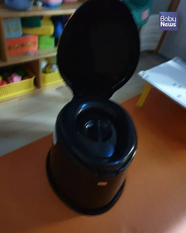 경기도 양주시 한 공립어린이집 교실에 등장한 이동식 변기. ⓒ제보