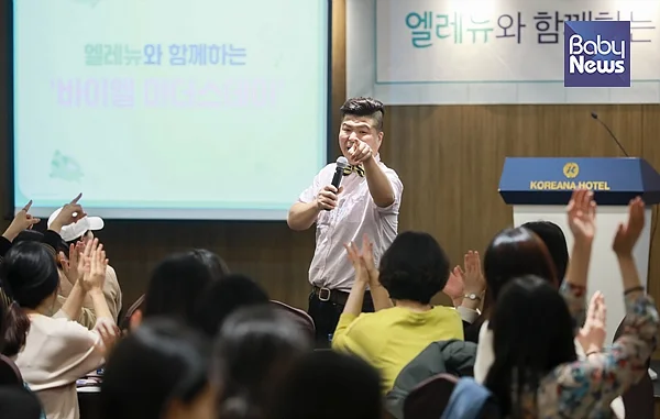 MC슈렉이 엘레뉴와 함께하는 바이엘 마더스데이 사전 이벤트를 진행하고 있다. 최대성 기자 ⓒ베이비뉴스