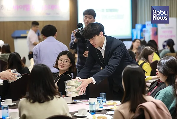 사전 이벤트에 당첨된 한 육아맘이 선물을 받고 있다. 최대성 기자 ⓒ베이비뉴스