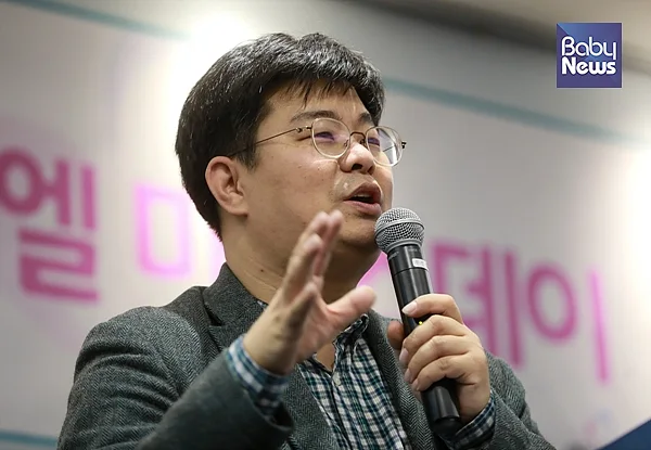 뇌과학자 정재승 교수가 강단에 올라 '뇌과학적으로 풀어본 임산부 심리 이야기'란 주제로 강의하고 있다. 최대성 기자 ⓒ베이비뉴스