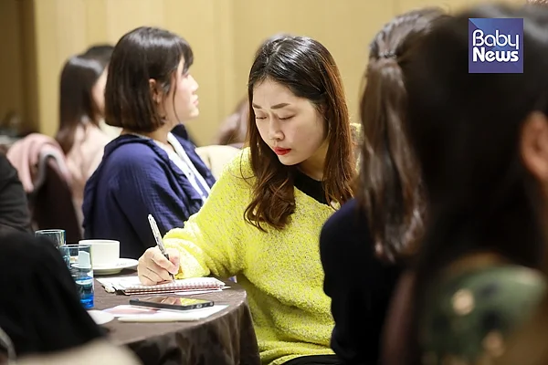 한 예비맘이 정재승 교수의 강의를 노트에 정리하고 있다. 최대성 기자 ⓒ베이비뉴스
