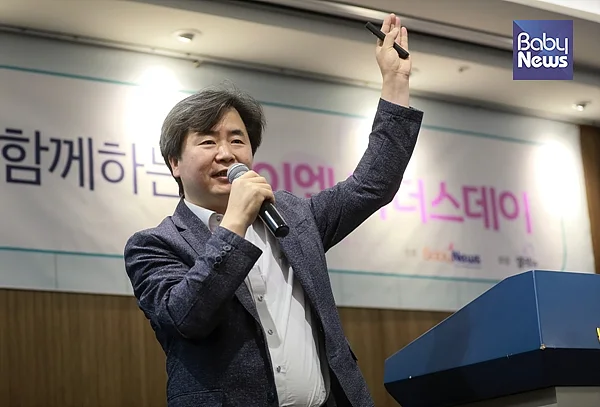 홍순철 고려대학교 산부인과 교수가 '임신 중 아기의 신경 발달, 어떻게 도울 것인가'란 주제로 강의하고 있다. 최대성 기자 ⓒ베이비뉴스