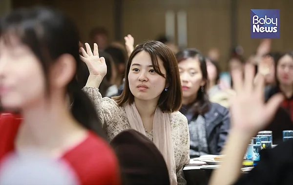 바이엘 마더스데이에 참여한 많은 육아맘, 예비맘이 홍순철 교수의 강의를 적극적으로 듣고 있다. 최대성 기자 ⓒ베이비뉴스