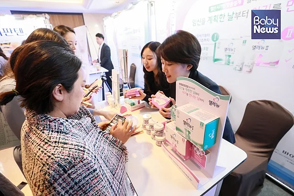 쉬는 시간을 이용해 임산부용 멀티비타민 브랜드 엘레뉴 부스를 찾은 육아맘, 예비맘들이 경품 이벤트에 참여하고 있다. 최대성 기자 ⓒ베이비뉴스
