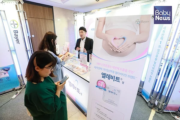 바이엘 마더스데이에 참여한 육아맘, 예비맘이 휴식 시간을 이용해 로비에 마련된 임산부용 멀티비타민 브랜드 엘레비트 부스를 둘러보고 있다. 최대성 기자 ⓒ베이비뉴스